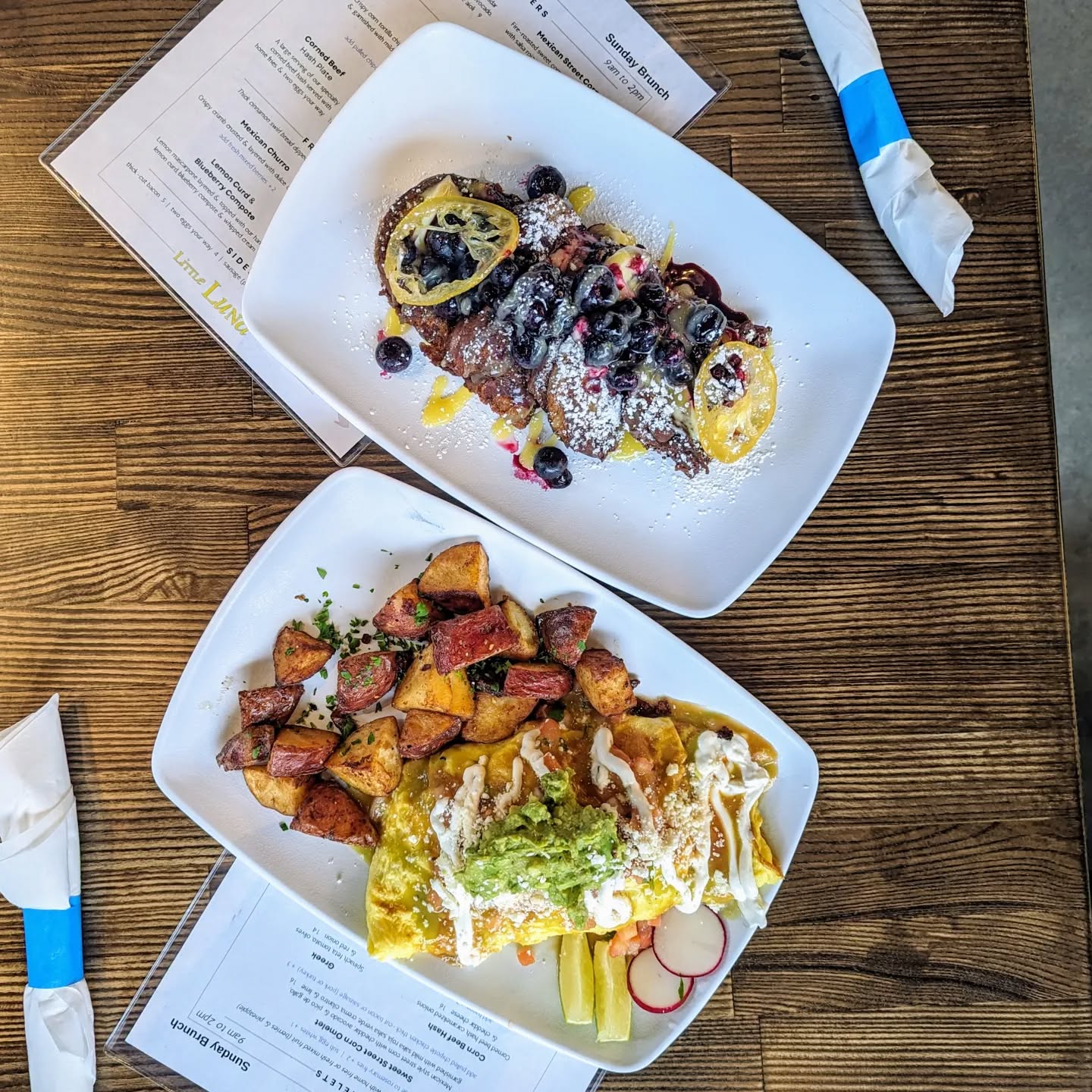 Some sweet & savory brunch...

Mexican Street Corn Omelet

Lemon Curd & Blueberry Compote French Toast

#breakfast #lunchbreak #brunchtime #breakfastofchampions #bostonfoodies #bos